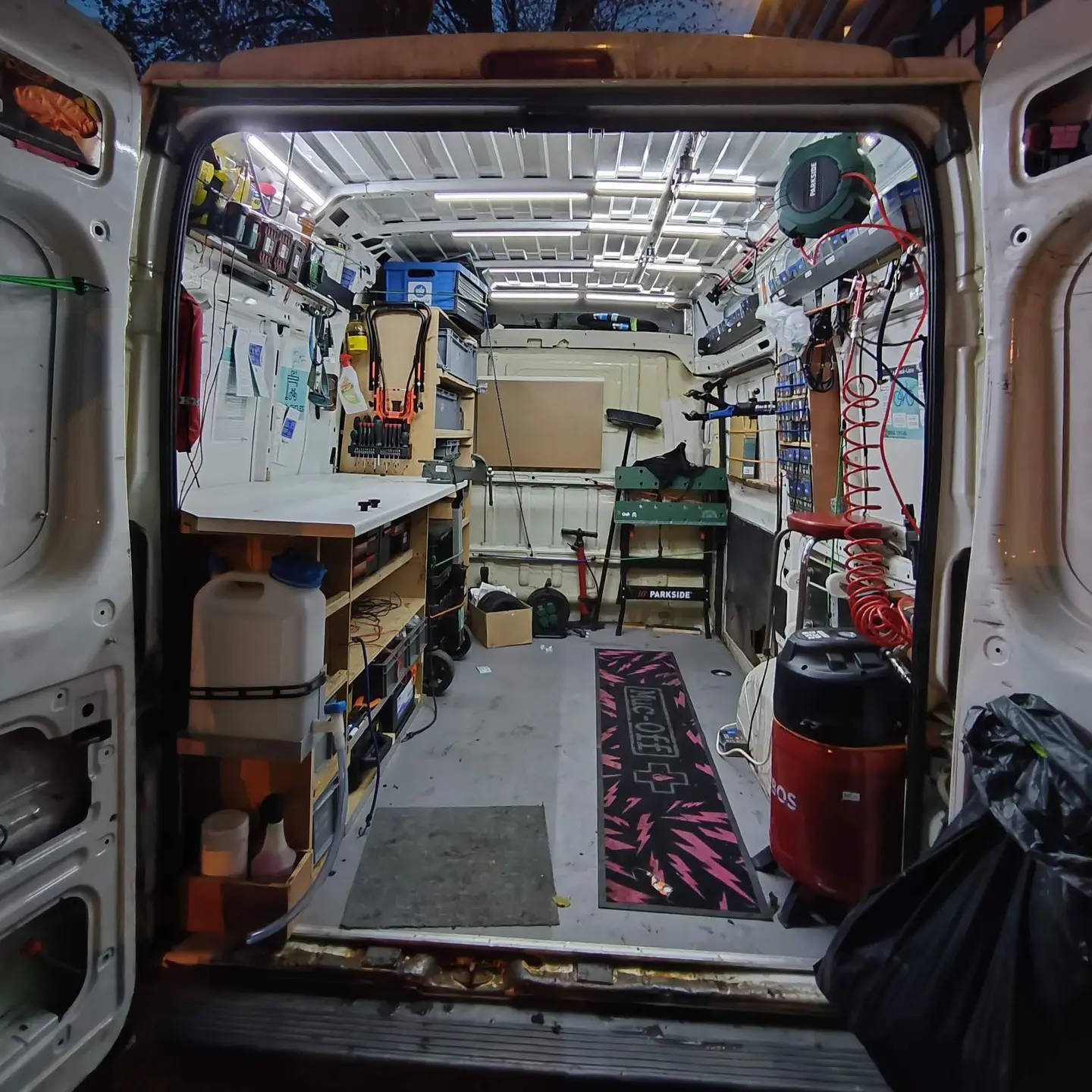 Intérieur camionnette atelier mobile vélo Herstal avec éclairage professionnel