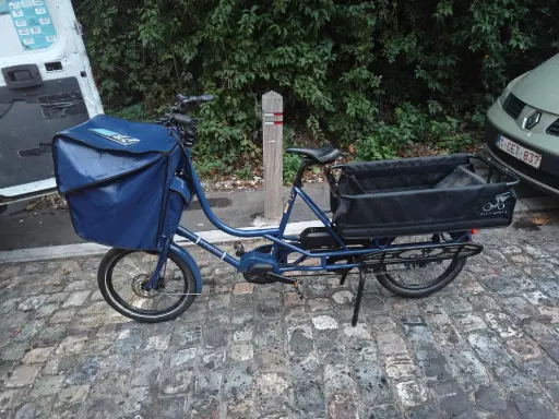 Vélo cargo bicicapace justlong a coté de ma camionnette après un entretien