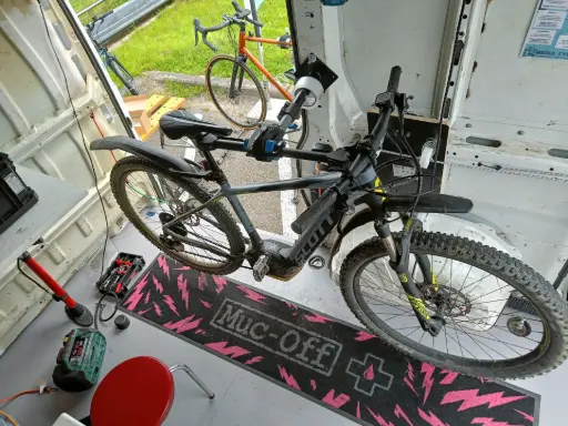 Vélo électrique scott VTT dans ma camionnette lors d'un entretien 