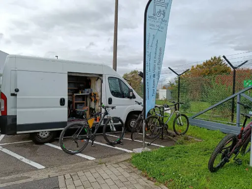 Atelier vélo mobile Mes10 Cycles équipé pour réparations à domicile Liège