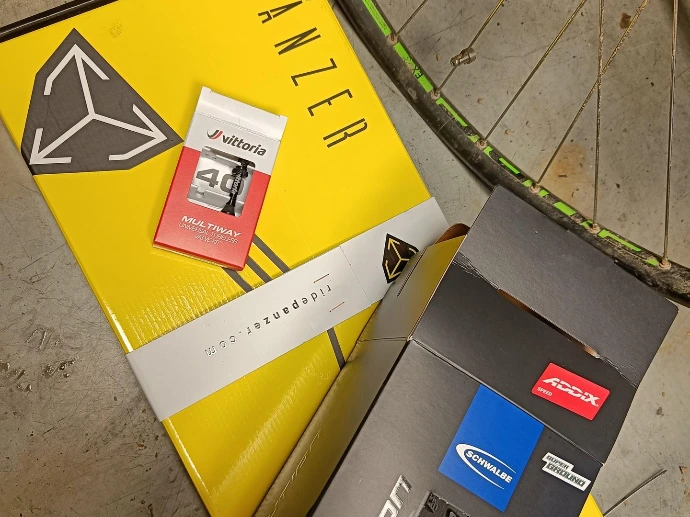 Ensemble tubeless roue tubeless, insert VTT panze, valve victoria et pneu tubeless schwalbe