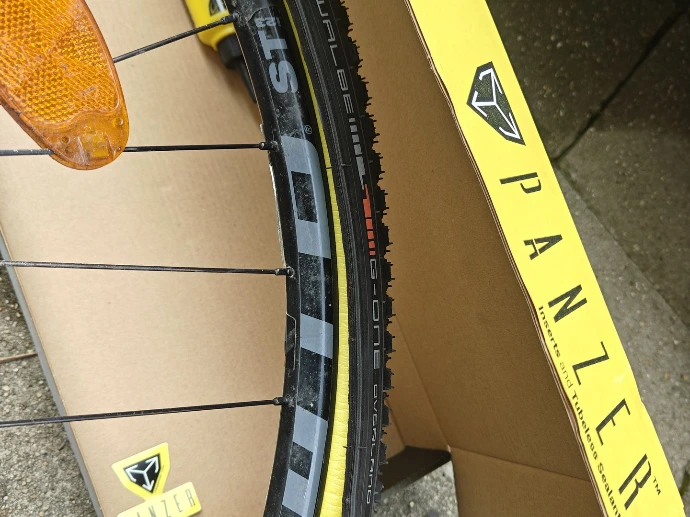 Roue gravel avec un insert panzer pour une prévention pincement