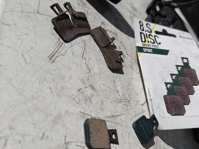 Plaquettes magura usée remplacé par mes10 cycles pour un modèle 8S sécurisé par vis