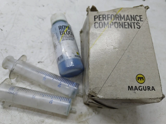 Kit de purge magura avec du royal blood, le carton est explosé à force d'avoir servis