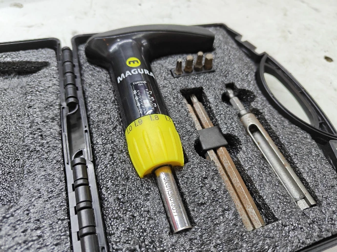 Clé dynamométrique magura avec tous les embouts nécessaire pour serer au couple