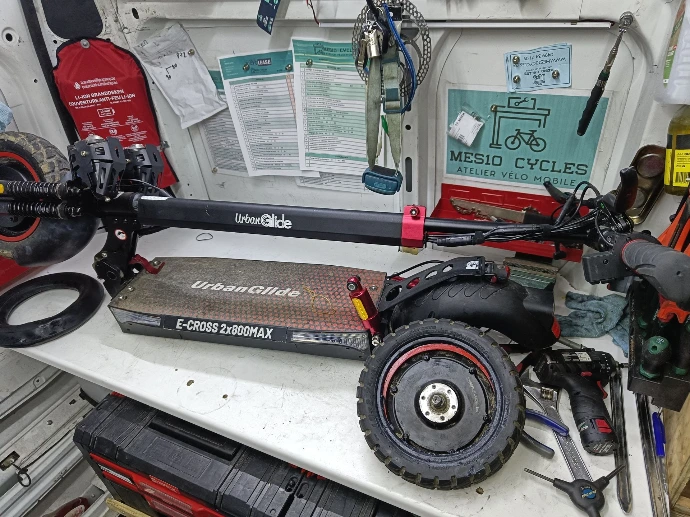 Trottinette électrique démonter pour réparer une crevaison