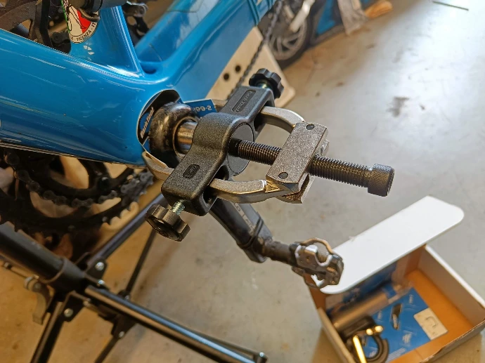 Extration d'une manivelle campagnolo qui est en carbone