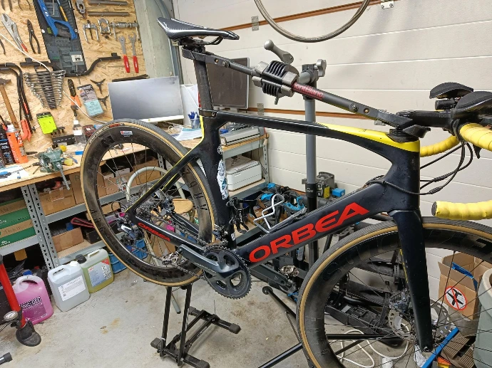 Un vélo orbea cadre carbon qui a eu un changement de boitier de pédalier