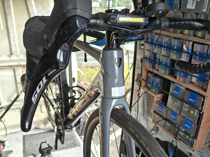 Superbe trek gravel avec des écritures holographique