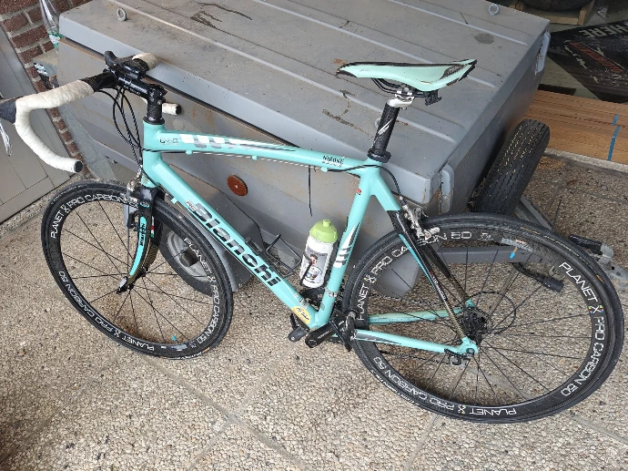 Un superbe vélo de route Bianchi dans sa couleur bleu turquoise