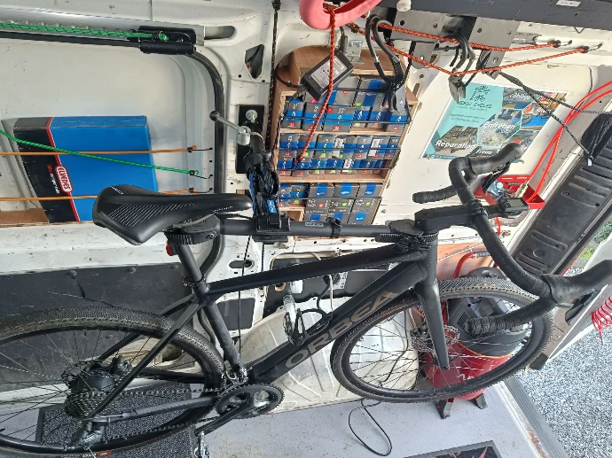 Superbe orbea noire route avec son moteur Mahle dans la roue arrière à Herstal