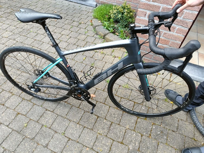 Magnifique vélo BH route de couleur noir, grise et turquoise.