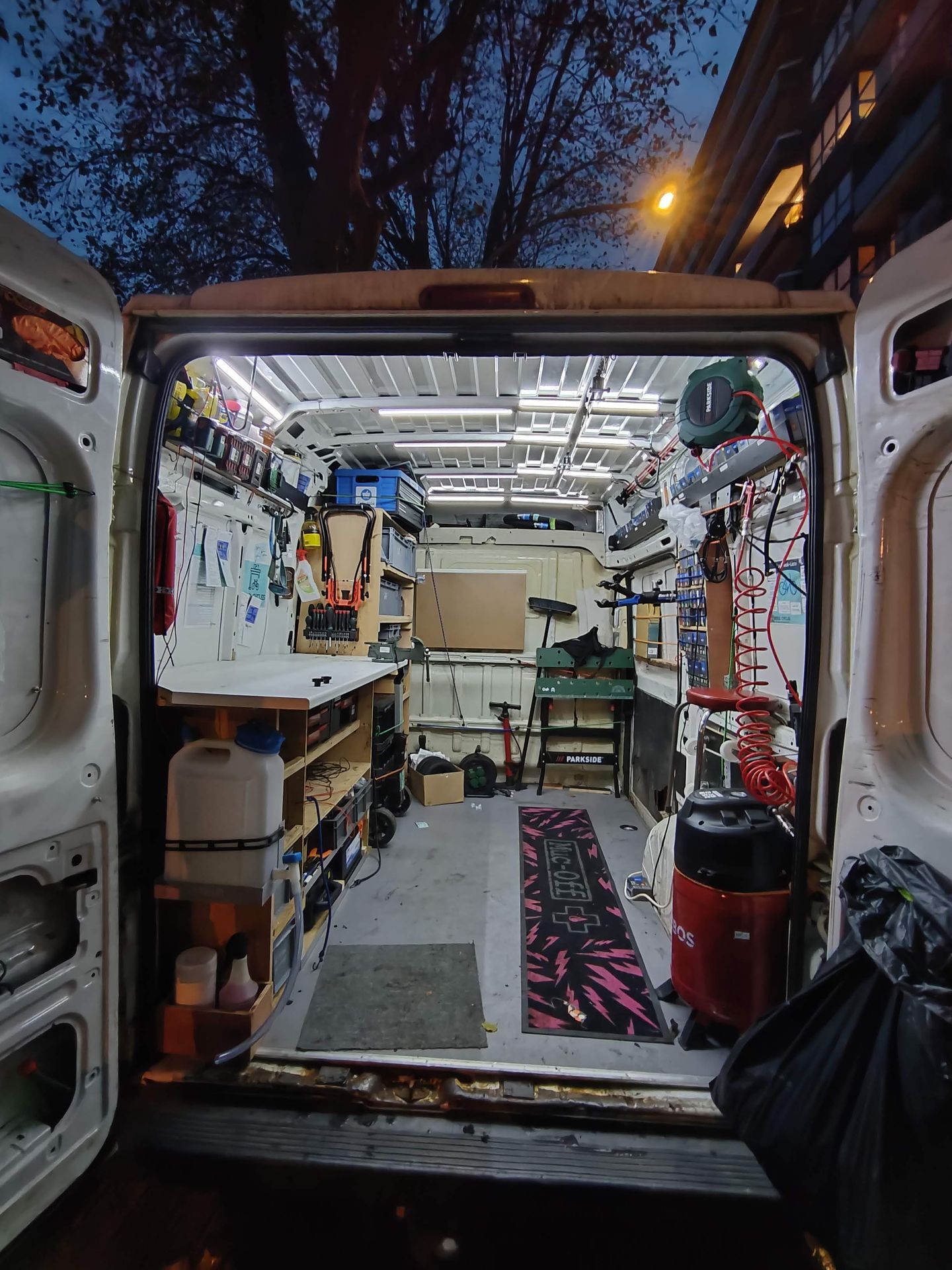Mon atelier dispose de tout le nécessaire pour travailler Intérieur camionnette atelier mobile vélo Herstal avec éclairage professionnel