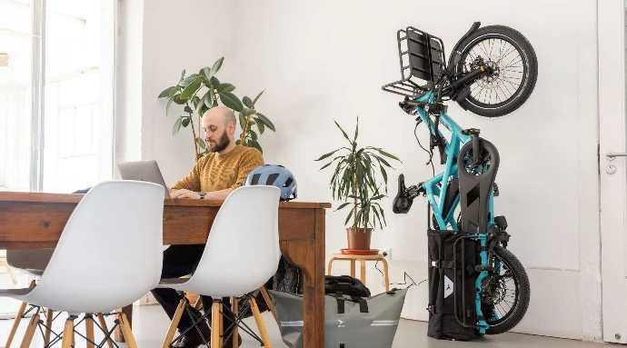 vélo tern GSD stationné verticalement dans un salon