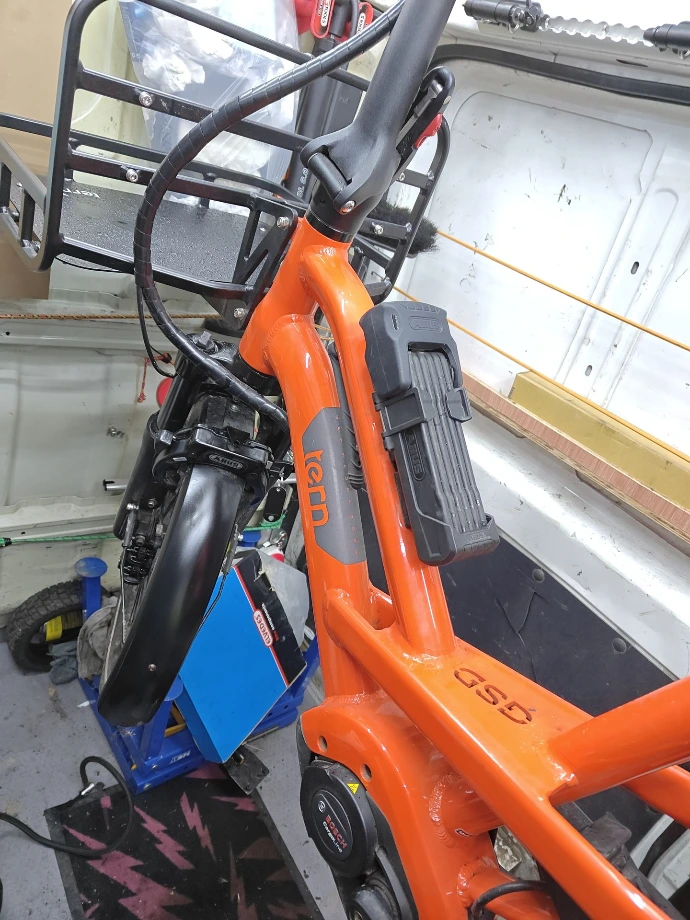 vélo d'un tern gsd orange avec un transporter rack